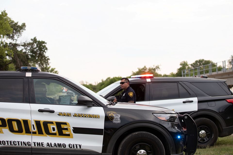Cảnh sát Mỹ bảo vệ hiện trường, nơi phát hiện ít nhất 46 thi thể trong thùng xe tải đông lạnh ở bang Texas, Mỹ. Ảnh: Reuters