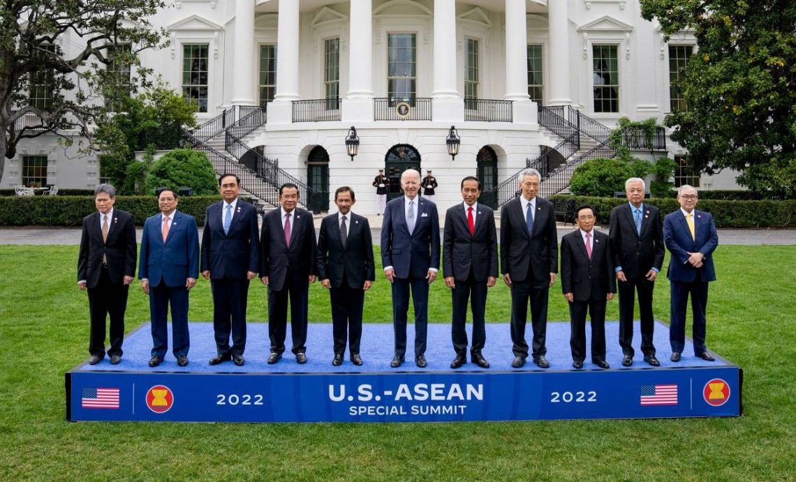 Tổng thống Mỹ Joe Biden chụp ảnh chung với các lãnh đạo ASEAN. Ảnh: Asean