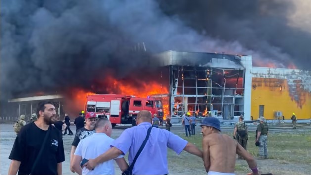 Đám cháy xảy ra tại một trung tâm thương mại&nbsp;ở thành phố Kremenchug, Ukraine hôm 27/6. Ảnh: AP