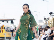 Giải trí - Người đẹp 18 tuổi Trần Phương Nhi diện áo dài diễn catwalk với 100 siêu mẫu