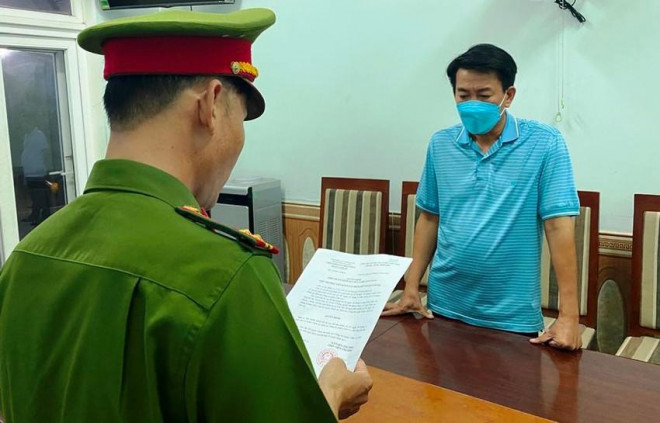 Công an thực hiện lệnh bắt tạm giam nghi phạm Nguyễn Bá Tín. Ảnh: HẢI HIẾU