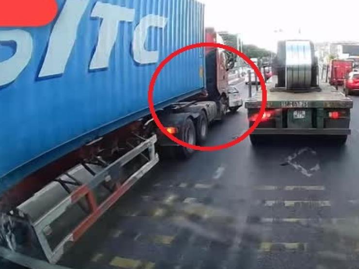 Clip: Mắc sai lầm “tối kị”, ô tô con lập tức gặp tai họa trước đầu xe container