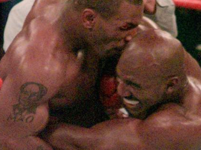 Tròn 1/4 thế kỷ và sự thật đằng sau cú cắn tai kinh điển của Mike Tyson với Holyfield