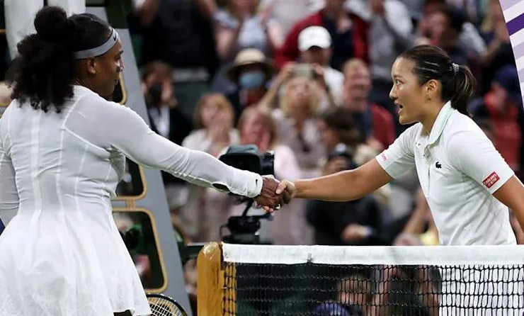 Huyền thoại Serena Williams (trái) sớm dừng bước ở Wimbledon năm nay trước Harmony Tan, tay vợt gốc Việt mới có lần đầu tiên thi đấu tại giải Grand Slam này