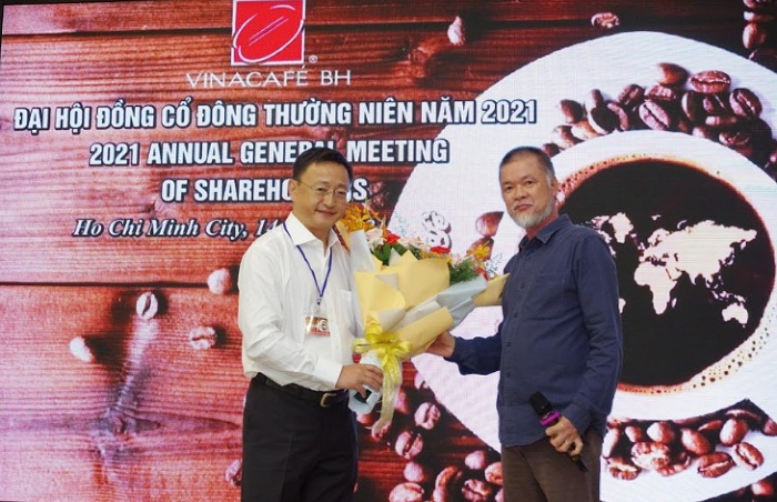 Ông Le Huu - Thang (trái) được bầu làm Tổng Giám Đốc Công ty VinaCafé Biên Hòa vào tháng 4/2021 - Ảnh VCF