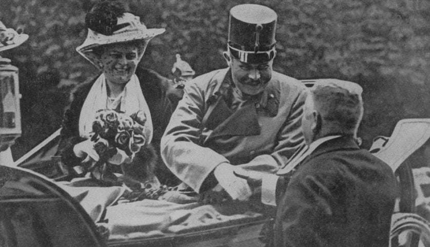 Thái tử Áo – Hung Franz Ferdinand và vợ trên xe ô tô trước thời điểm bị ám sát (ảnh: History)