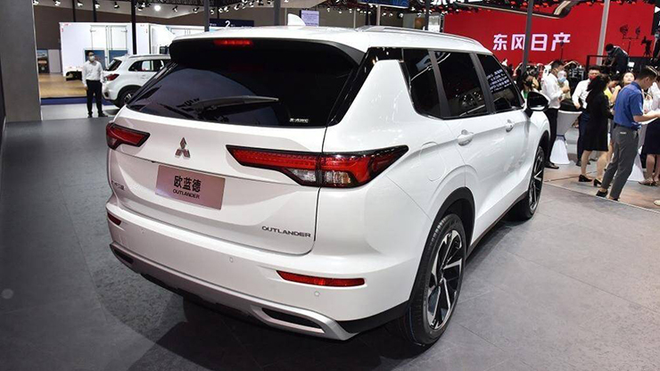 Đằng sau xe, Mitsubishi Outlander 2022 đi kèm cụm đèn hậu nằm ngang với thiết kế thanh mảnh, cửa cốp thẳng đứng
