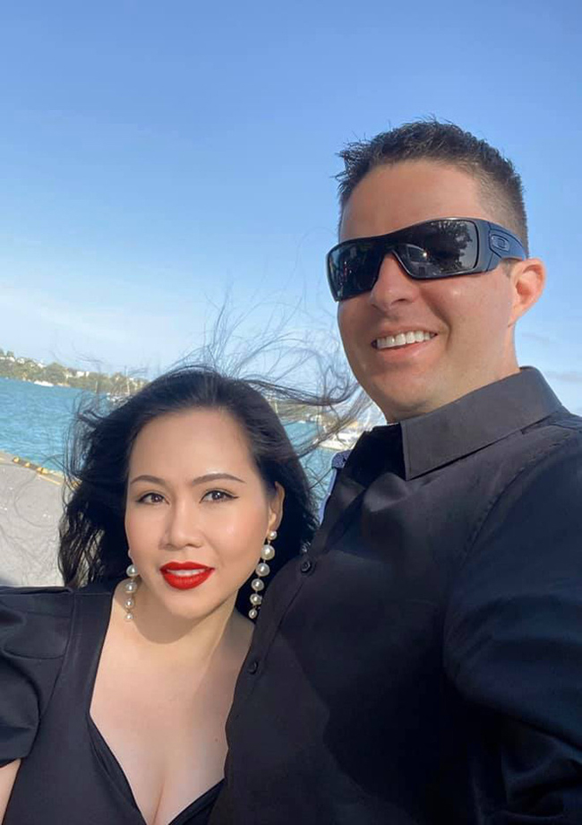 Cô và bạn trai Tây hẹn hò trong nhiều năm trước khi chính thức về chung một nhà. 'Chúng tôi đã kết hôn về mặt pháp lý bên New Zealand' - Trương Phương chia sẻ vào tháng 10/2020.

