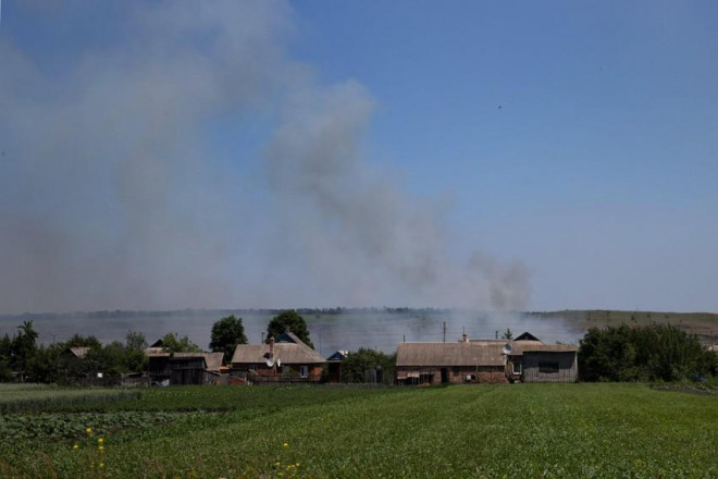 Cỏ bị đốt cháy do hỏa lực của pháo binh Nga gần một ngôi làng ở chiến tuyến vùng Donetsk. Ảnh: Tyler Hicks/The New York Times