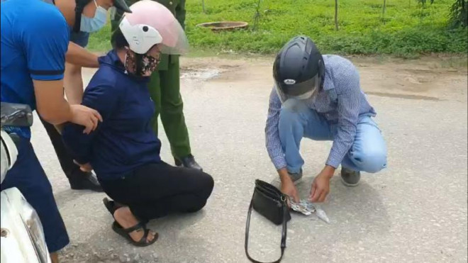 Công an phường Thanh Trường phát hiện, thu giữ ma túy trong túi của chị Lường Thị Thanh.