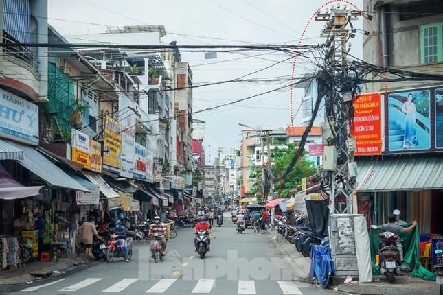 Nhiều trụ điện đường Trần Hưng Đạo B (Quận 10) có hệ thống dây điện, cáp viễn thông giăng mắc lỏng lẽo