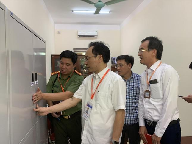 Thứ trưởng Bộ GD&amp;ÐT Hoàng Minh Sơn (thứ hai trái sang) kiểm tra khu vực lưu trữ đề thi, bài thi