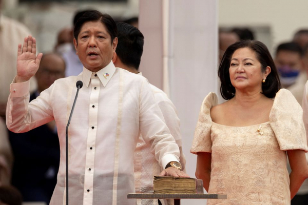 Tân Tổng thống Philippines&nbsp;Ferdinand Marcos Jr tuyên thệ nhậm chức. Ảnh: Reuters