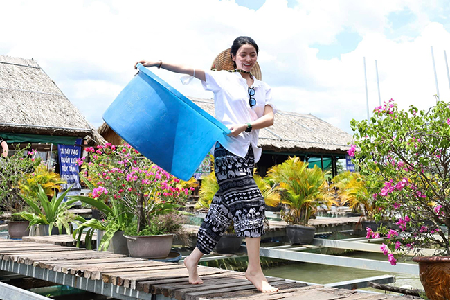 Mới đây, Chu Thanh Huyền đăng ảnh ôm chiếc thau lớn, hài hước cho biết: “Huyền chuyển sang bán cá rồi nha mọi người”. Trang phục giản dị và gương mặt mộc của bạn gái Quang Hải gây chú ý.
