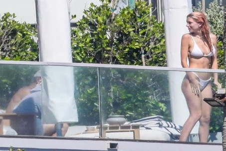 Bạn gái kém Leonardo DiCaprio 23 tuổi khoe thân hình sexy ở bãi biển tại Malibu