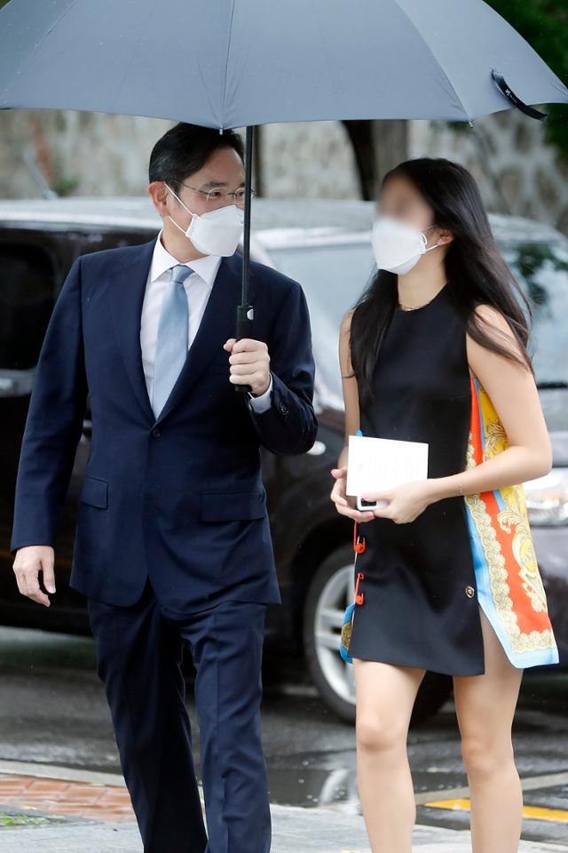 Cháu gái cố chủ tịch Samsung được chú ý khi về Hàn Quốc tham dự đám cưới.