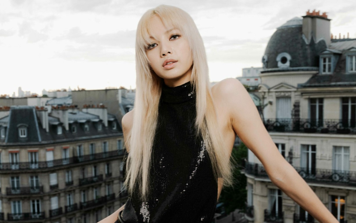 Lisa Blackpink mix đồ cực chất khi dự show diễn Celine Xuân Hè 2023 - 1