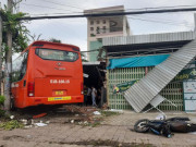 Tin tức trong ngày - Xe khách lao vào quán cà phê, 1 người tử vong