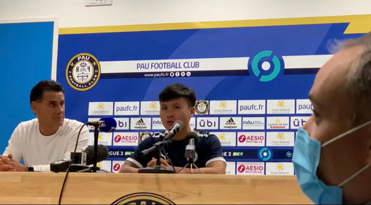 Quang Hải ngồi cùng HLV Tholot trong buổi họp báo ra mắt Pau FC