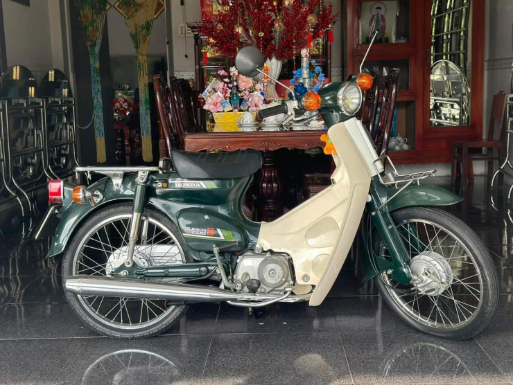 Honda Cub 81 "trùm mền" còn mới cứng.