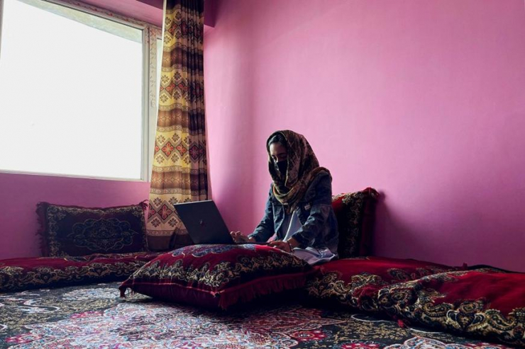 Phụ nữ Afghanistan chật vật học trực tuyến - 1