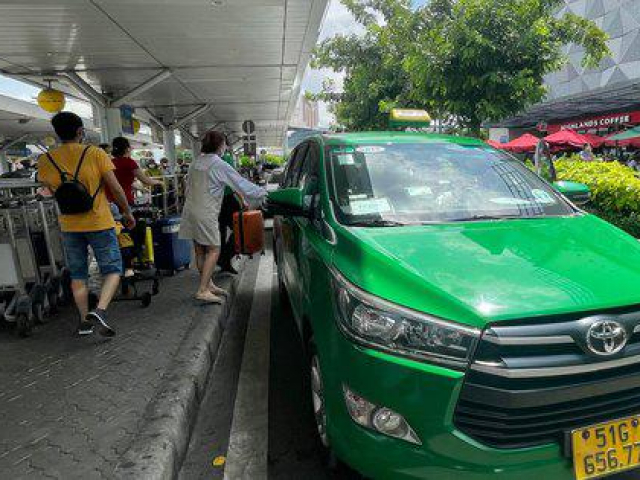 Khách đi taxi Tân Sơn Nhất sẽ ”cõng” 3 loại phí