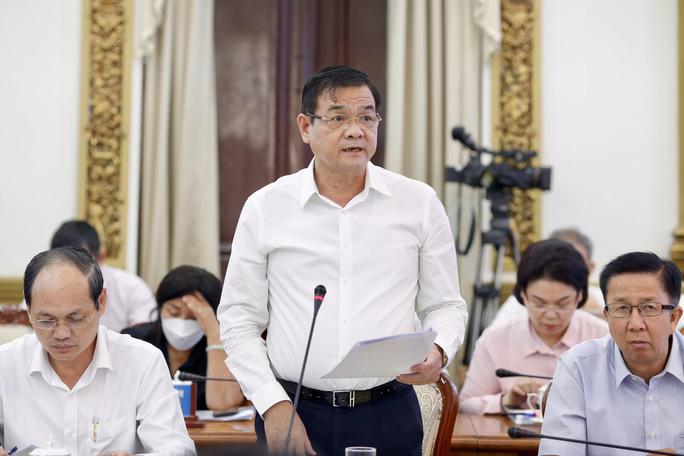 Thiếu tướng Lê Hồng Nam, Giám đốc Công an TP HCM, thông tin về vụ 4 tiếp viên hàng không có hành vi mang ma túy tại phiên họp; Ảnh: HOÀNG TRIỀU