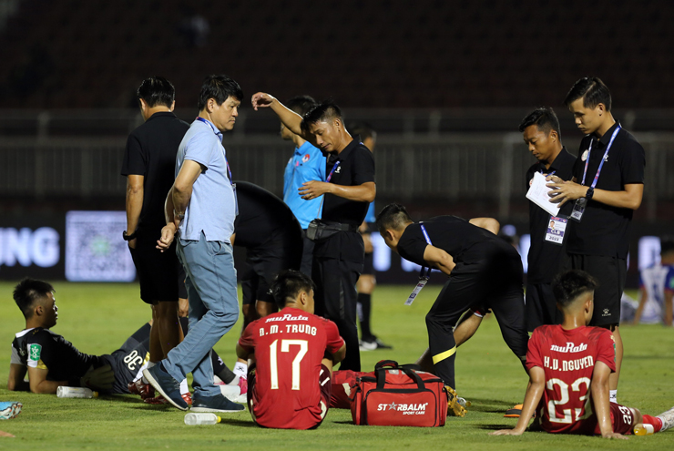 HLV Vũ Tiến Thành cùng các cầu thủ CLB TP Hồ Chí Minh sau trận thua BRVT
