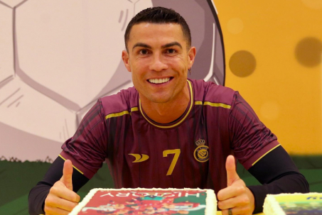 Ronaldo khoe quà ý nghĩa từ Al Nassr, suýt về Tottenham sát cánh Kane