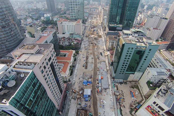Tháng 10/2014, dự án nâng cấp, cải tạo đường Nguyễn Huệ, quận 1, TP.HCM thành phố đi bộ có tổng kinh phí gần 430 tỷ đồng được khởi công xây dựng. Công trình có chiều dài 640m, rộng 64m thành đại công trường giữa trung tâm thành phố thời điểm rào chắn thi công.