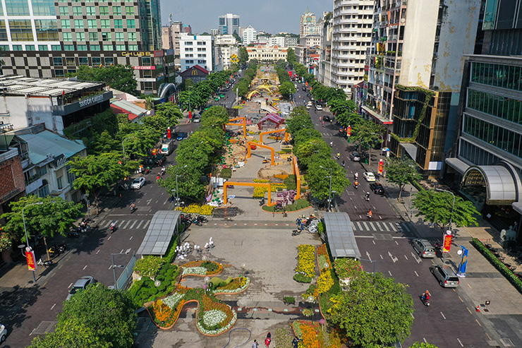 Thời điểm đưa vào sử dụng, bốn hàng cây nhìn từ trên cao khá trơ trụi, đường kính tán lộc vừng chỉ rộng 2 - 3,7m. Vỉa hè, đường đi bộ chỉ một màu trắng xám mặt đá granit. Sau 8 năm được chăm sóc, phát triển, tán của những hàng cây này đã toả rộng gấp nhiều lần, cành xum xuê xanh mướt.