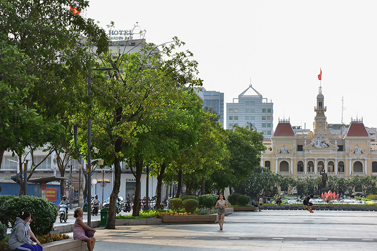 Hình ảnh hàng cây vừa mới được bứng trồng trên phố đi bộ được phun sương tự động và hàng cây được chụp chiều 31/3 toả bóng, che ánh nắng mặt trời cho người đi bộ.