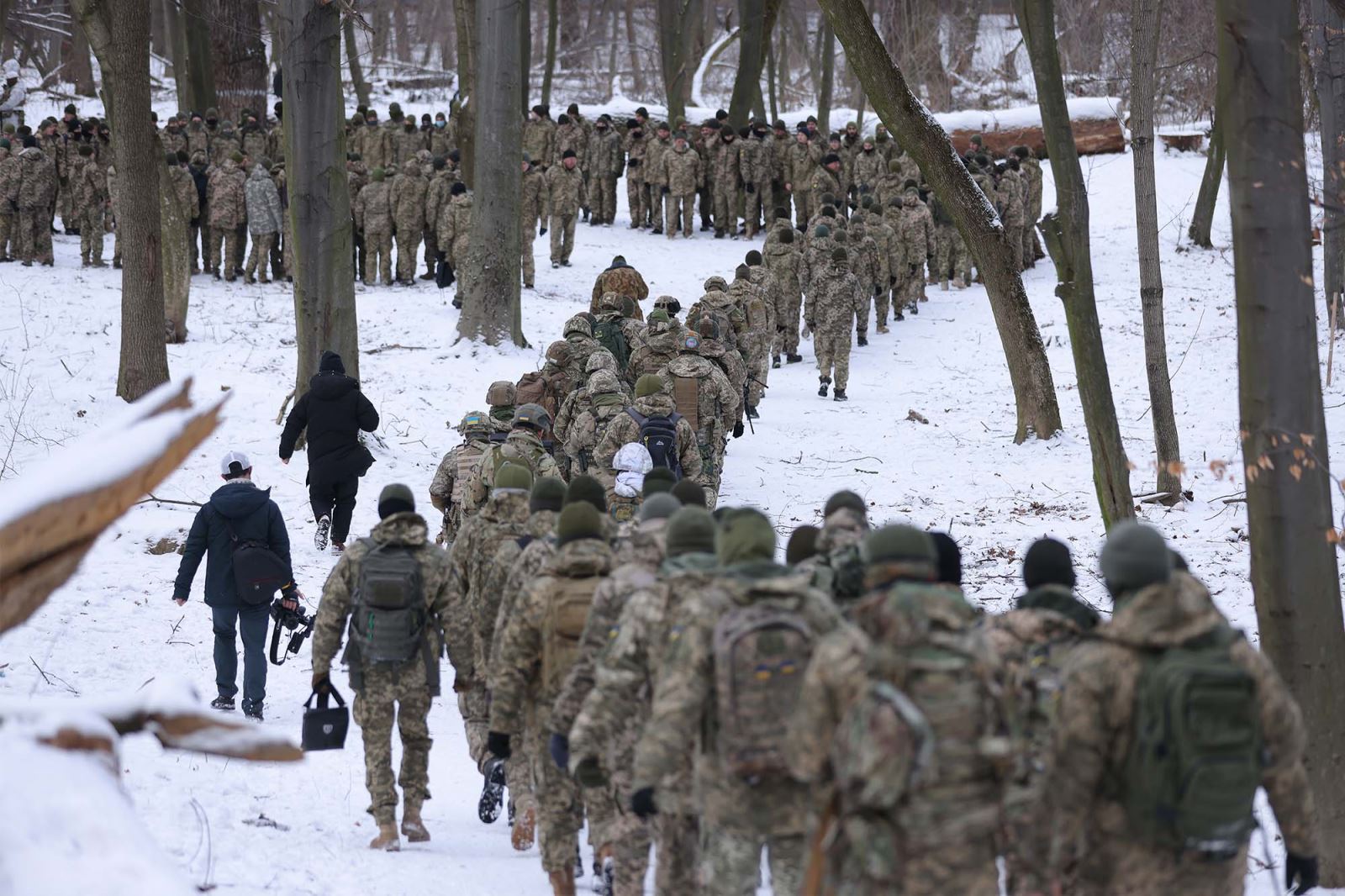 Một đơn vị quân dự bị Ukraine tham gia huấn luyện (ảnh: CNN)