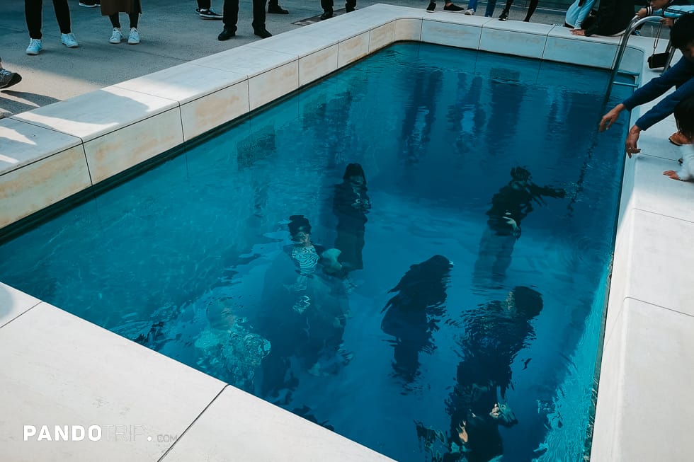 Độc lạ &#34;bể bơi&#34; Nhật Bản: Bước xuống tận đáy sống ảo lung linh không lo bị ướt - 2