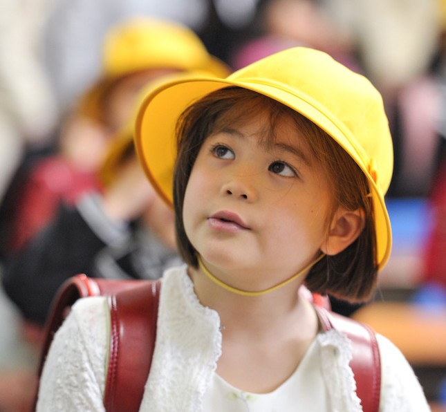 Học sinh lớp 1 phải đội mũ màu vàng để người khác có thể nhìn thấy các em từ xa.