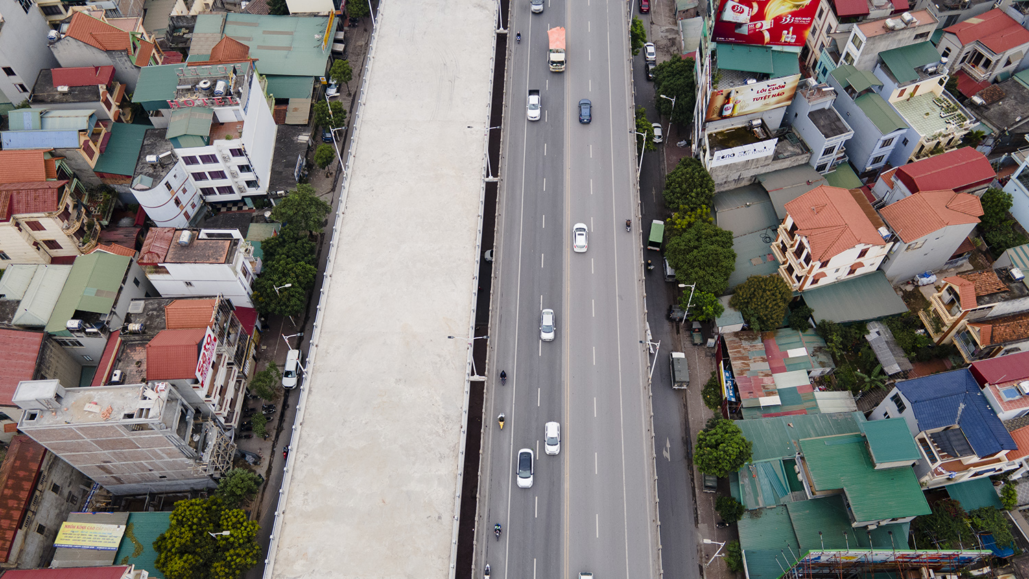 Mặt cắt ngang cầu là 19,25m với 4 làn xe, chiều cao tĩnh không là 11m.