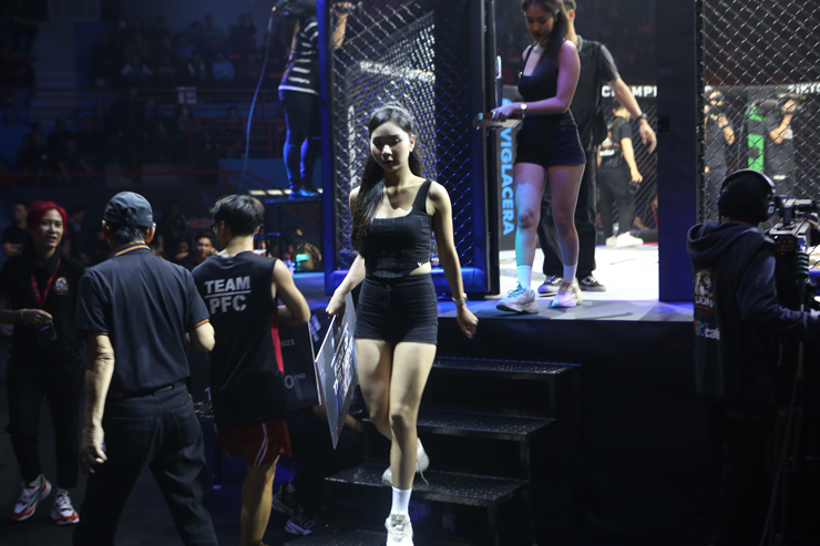 Hai ring-girl xinh đẹp "làm nóng" võ đài