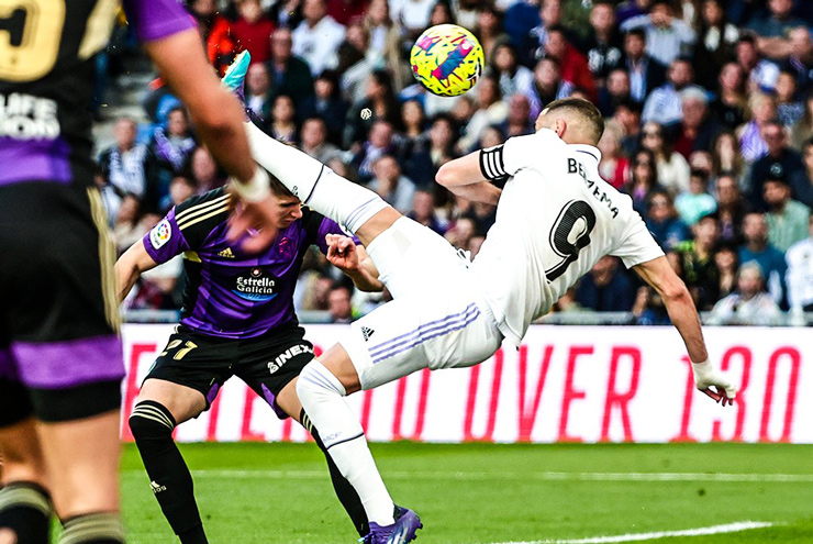 Benzema hoàn thành cú hat-trick bằng pha bóng cực phong cách