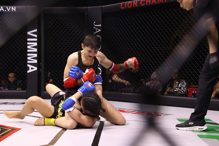 Bianka Balajti (ngồi trên) hạ knock-out Nguyễn Thị Hương ở hiệp đấu thứ hai, hạng 60kg nữ