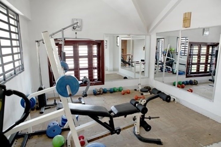 Trong căn nhà có phòng tập thể dục với đầy đủ dụng cụ gym. 
