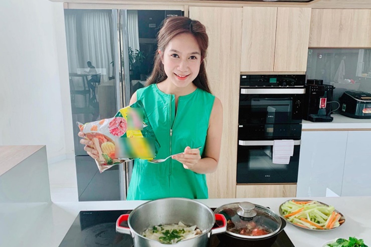 Căn phòng bếp với các thiết bị gia dụng hiện đại. Minh Hà - vợ ca sĩ Lý Hải thường vào bếp nấu các món ăn cho cả nhà. 
