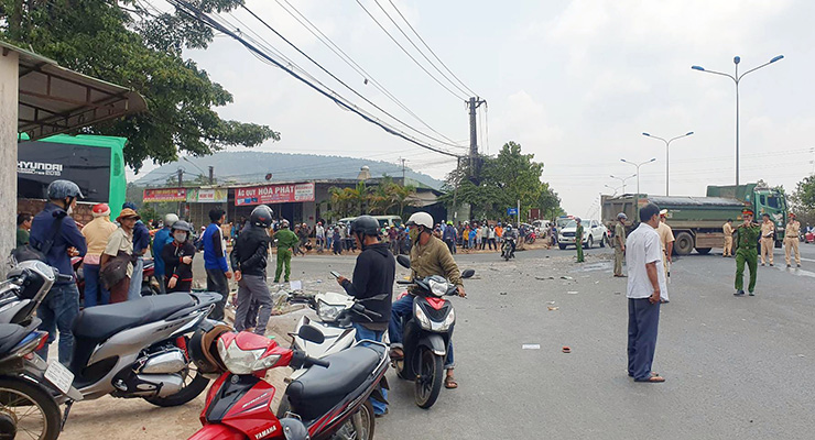 Chiều 2/4, Công an tỉnh Gia Lai vẫn đang phong tỏa hiện trường, điều tra vụ tai nạn giao thông xảy ra ở khu vực ngã ba La Sơn (TP Pleiku, Gia Lai) khiến 2 người tử vong.