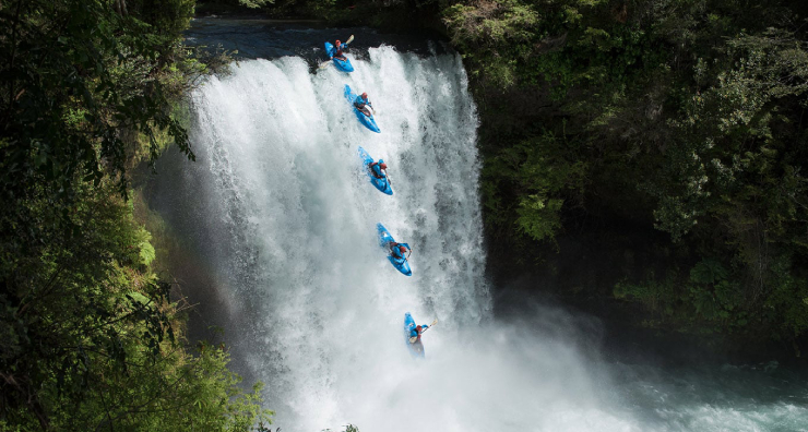 Chèo thuyền kayak vượt thác ở Evan Garcia, Mỹ. Đây là một trong những thác nước rất khó để chinh phục.


