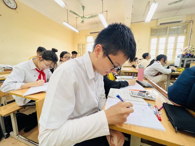 Phó Giám đốc Sở GD&ĐT Hà Nội: Không nên cho học thêm, dạy thêm quá nhiều - 1