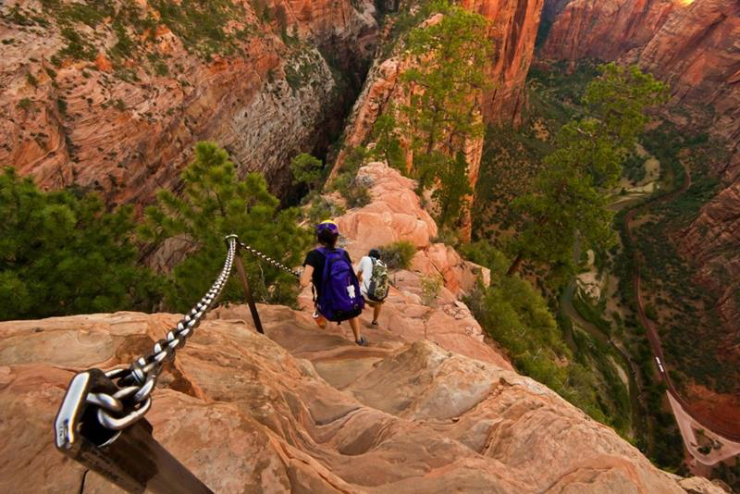 Angle Landing bên trong Công viên quốc gia Zion, Utah là một trong những chuyến đi bộ trong ngày ngoạn mục nhất thế giới. Lan can bằng dây xích có thể phần nào khiến bạn an toàn nhưng không đảm bảo tuyệt đối.


