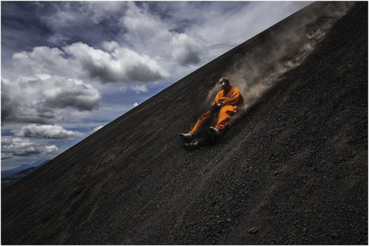 Volcano Boarding ở Cerro Negro, Nicaragua không phải là thứ dành cho những người yếu tim.&nbsp;Bạn sẽ phải leo lên núi lửa Cerro Negro, mất khoảng 1 giờ.&nbsp;Sau đó, niềm vui thực sự bắt đầu khi bạn trượt hoặc lướt xuống ngọn núi lửa cao 728m trong vòng chưa đầy 5 phút.&nbsp;


