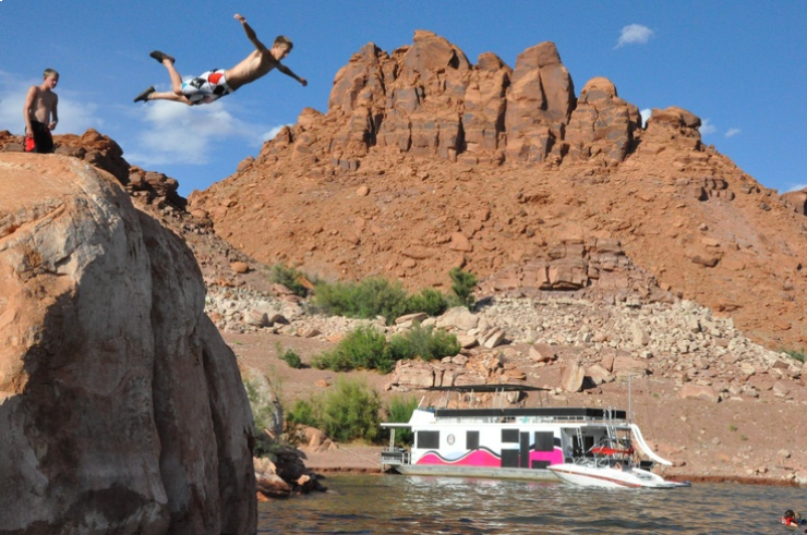 Nhiều du khách tìm tới cảm giác mạnh khi trượt từ vách đá có độ cao 15m tại Lake Powell, Utah.
