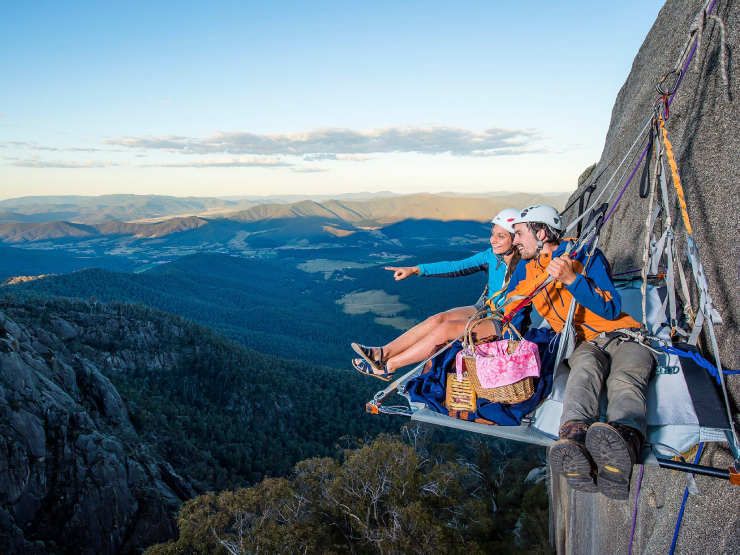 Beyond the Edge là trải nghiệm cắm trại trên vách đá cao 300m, dựng đứng, bên trong hẻm núi Mount Buffalo, Úc tuyệt đẹp.
