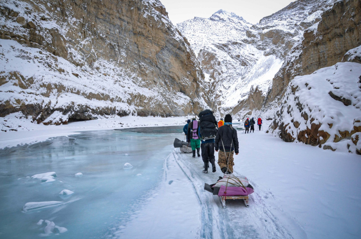 Đi bộ xuyên hồ đóng băng ở Ladakh, Ấn Độ. Thời gian tốt nhất cho chuyến đi này là từ tháng 1 đến cuối tháng 2&nbsp;.&nbsp;Dòng sông đóng băng thành một tảng băng khổng lồ, rất hoàn hảo cho một chuyến đi mạo hiểm. Nerak sẽ là nơi lạnh nhất, nhiệt độ xuống thấp tới -30 độ trong đêm.
