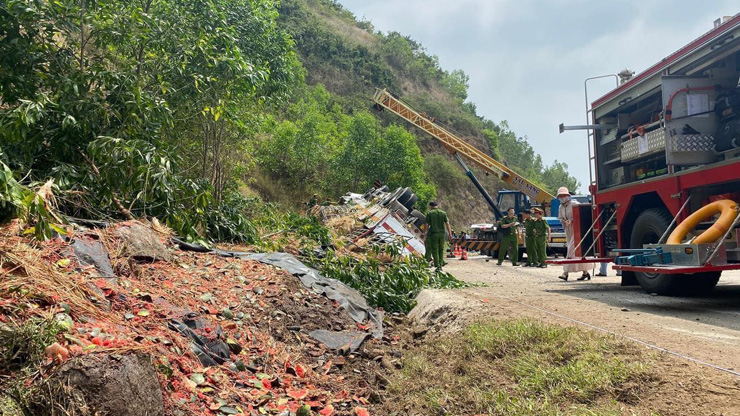 Tại hiện trường, dưa hấu trên xe tải đổ xuống bị dập nát.